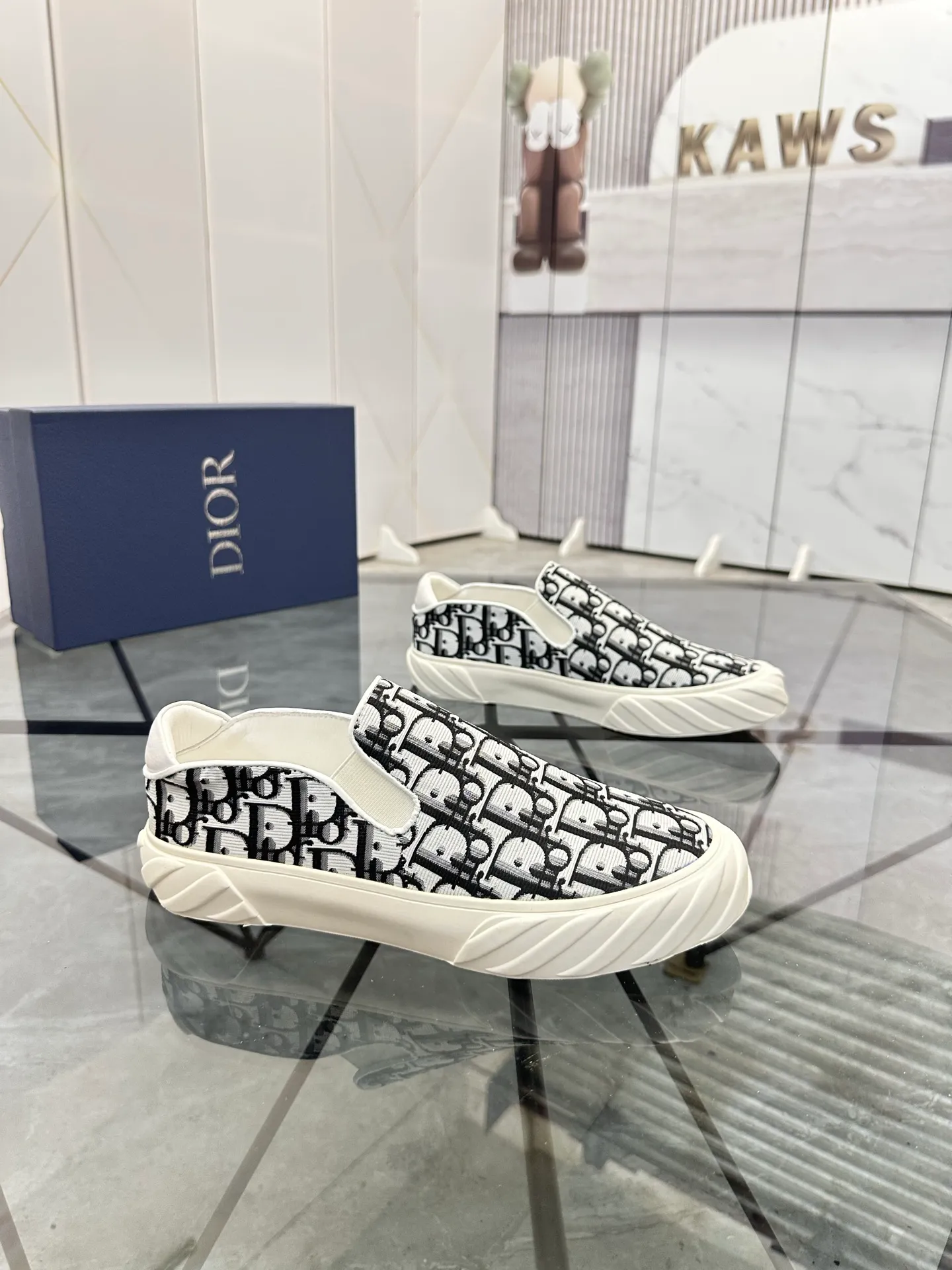 Men's shoes for sale 💰: 💰P380¥ Product trademark: Dior* "Dior*" slip-on shoes Regular size: 38-44 (can be customized to 45) Product materials: upper imported cowhide stitched with original fabric, sheepskin lining, original outsole. No.:6735